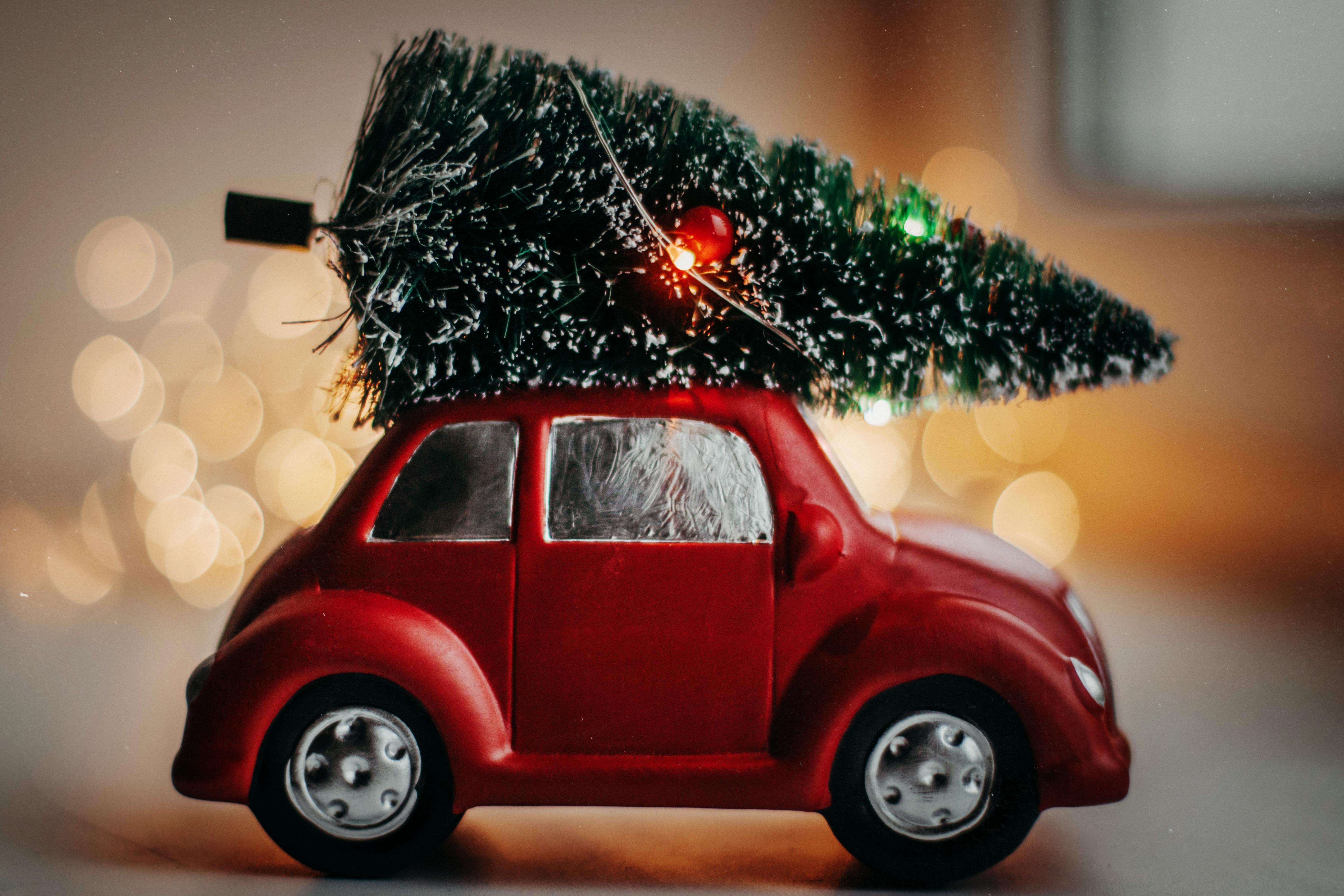 Spielzeugauto mit Weihnachtsbaum auf dem Dach_pexels-kpaukshtite-3446205